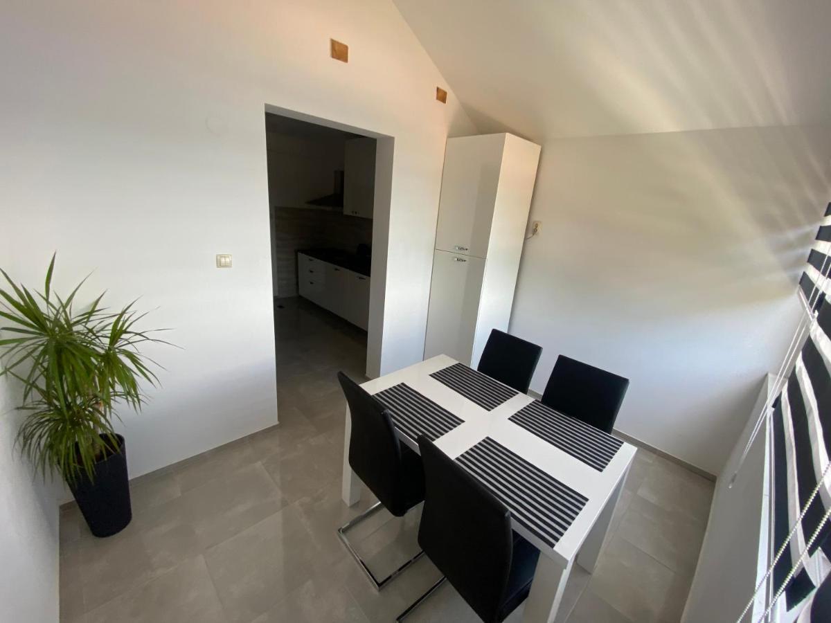 Guesthouse Ruza Sobra Apartments In The Attic Of The House المظهر الخارجي الصورة